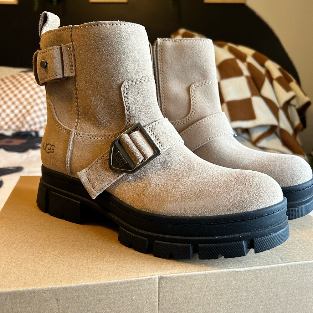 UGG NWT Ashton cream/black boots